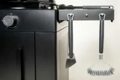 Outdoorchef Gas Kugelgrill Arosa 570 G Evo Black Style -Grill Verkaufs-Shop Outdoorchef Arosa Gas Kugelgrill 570G EVO Black Style Seitenablage 1