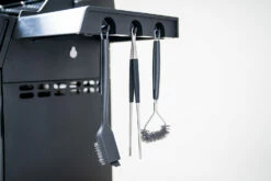 Outdoorchef Dualchef 425 G BZ Gasgrill Mit BLAZING ZONE Infrarotbrenner -Grill Verkaufs-Shop Outdoorchef Dualchef 425G BZ Detail Besteckhalter 1