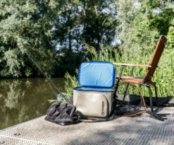 Petromax Kühltasche 22 Liter / Sandfarben 7 Petromax Kühltasche 22 Liter / Sandfarben -Grill Verkaufs-Shop Petromax Kuehltasche 22Liter sand Lifestyle