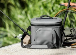 Petromax Kühltasche 8 Liter / Dunkelgrau 7 Petromax Kühltasche 8 Liter / Dunkelgrau -Grill Verkaufs-Shop Petromax Kuehltasche 8Liter grau Lifestyle