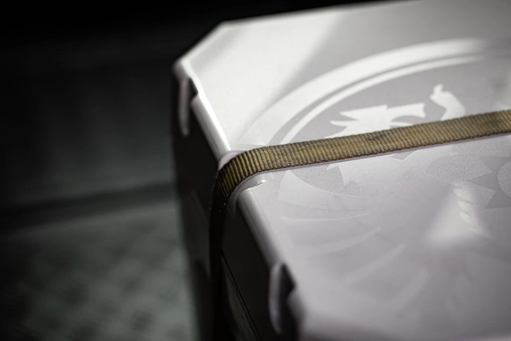 Petromax Kühlbox 50 Liter Alpenweiß - Inkl. Sitzkissen, Haft-Unterlage Und Einsatzkorb 10 Petromax Kühlbox 50 Liter Alpenweiß - Inkl. Sitzkissen, Haft-Unterlage Und Einsatzkorb – Bild 10