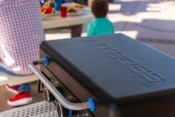 Pit Boss Plancha Grill Ultimate Plancha 3-Brenner - Mit Untergestell 30 Pit Boss Plancha Grill Ultimate Plancha 3-Brenner - Mit Untergestell -Grill Verkaufs-Shop Pit Boss Ultimate Plancha 3 Brenner Deckelgriff