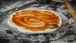 Grillfürst Pizzastein 33 Cm Mit Pizzablech 16 Grillfürst Pizzastein 33 Cm Mit Pizzablech -Grill Verkaufs-Shop Pizzablech Teig Tomatensauce