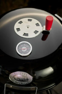 Rösle Holzkohlegrill Kugelgrill No.1 F50 Sport - FC Bayern Edition - Inkl. FC Bayern Abdeckhaube -Grill Verkaufs-Shop Roesle FC Bayern Deckelthermometer Logo