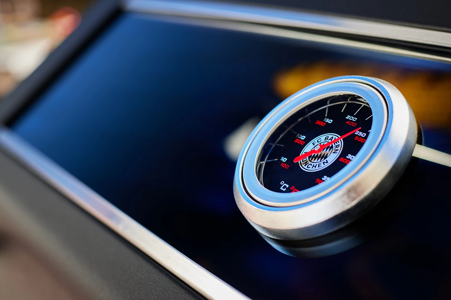 Rösle Videro G3-S VARIO+ Schwarz Gasgrill - FC Bayern Edition - Inkl. FC Bayern Abdeckhaube, Barbecue Grillzange Und Burgerpresse 11 Rösle Videro G3-S VARIO+ Schwarz Gasgrill - FC Bayern Edition - Inkl. FC Bayern Abdeckhaube, Barbecue Grillzange Und Burgerpresse – Bild 11