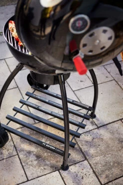 Rösle Holzkohlegrill Kugelgrill No.1 F50 Sport - FC Bayern Edition -Grill Verkaufs-Shop Roesle FC Bayern Kugelgrill Schriftzug Untergestell 1