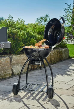 Rösle Holzkohlegrill Kugelgrill No.1 F50 Sport - FC Bayern Edition - Inkl. FC Bayern Abdeckhaube -Grill Verkaufs-Shop Roesle FC Bayern Muenchen Grill Holzkohle Kugelgrill