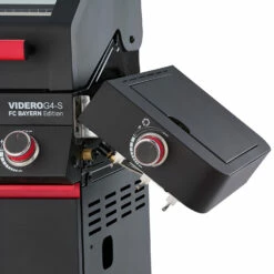 Rösle Videro G4-S VARIO+ Schwarz Gasgrill - FC Bayern Edition 30 Rösle Videro G4-S VARIO+ Schwarz Gasgrill - FC Bayern Edition -Grill Verkaufs-Shop Roesle Gasgrill Videro FC Bayern Detail Seitenablage