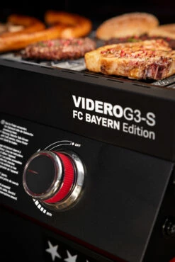Rösle Videro G3-S VARIO+ Schwarz Gasgrill - FC Bayern Edition - Inkl. FC Bayern Abdeckhaube, Barbecue Grillzange Und Burgerpresse 33 Rösle Videro G3-S VARIO+ Schwarz Gasgrill - FC Bayern Edition - Inkl. FC Bayern Abdeckhaube, Barbecue Grillzange Und Burgerpresse -Grill Verkaufs-Shop Roesle Gasgrill Videro G3 S FC Bayern Edition Bedienblende 1