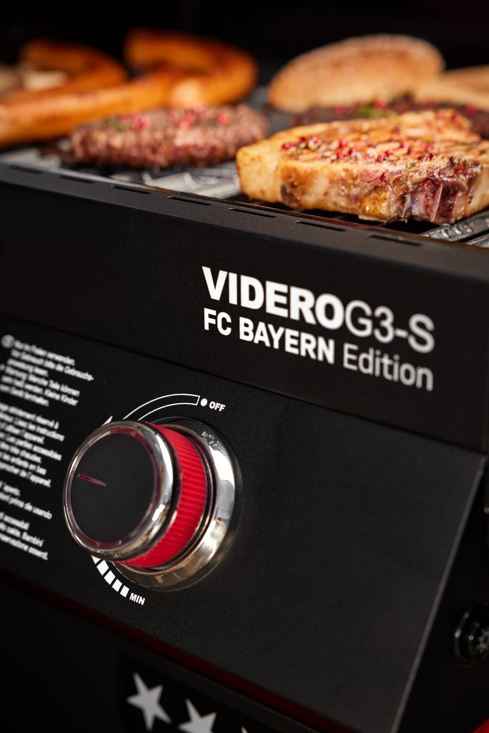 Rösle Videro G3-S VARIO+ Schwarz Gasgrill - FC Bayern Edition - Inkl. FC Bayern Abdeckhaube, Barbecue Grillzange Und Burgerpresse 15 Rösle Videro G3-S VARIO+ Schwarz Gasgrill - FC Bayern Edition - Inkl. FC Bayern Abdeckhaube, Barbecue Grillzange Und Burgerpresse – Bild 15