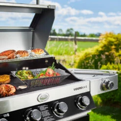 Rösle Gasgrill Videro G4-S VARIO+ Schwarz - Modell 2023 - X-DEAL Inkl. Abdeckhaube, Grillplatte Und Drehspieß -Grill Verkaufs-Shop Roesle Gasgrill Videro G4 S Mood Grillflaeche 1