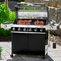 Rösle Gasgrill Videro G6-S VARIO+ Schwarz - Modell 2023 - X-DEAL Inkl. Abdeckhaube, Grillplatte Und Drehspieß -Grill Verkaufs-Shop Roesle Gasgrill Videro G6 S Mood 1