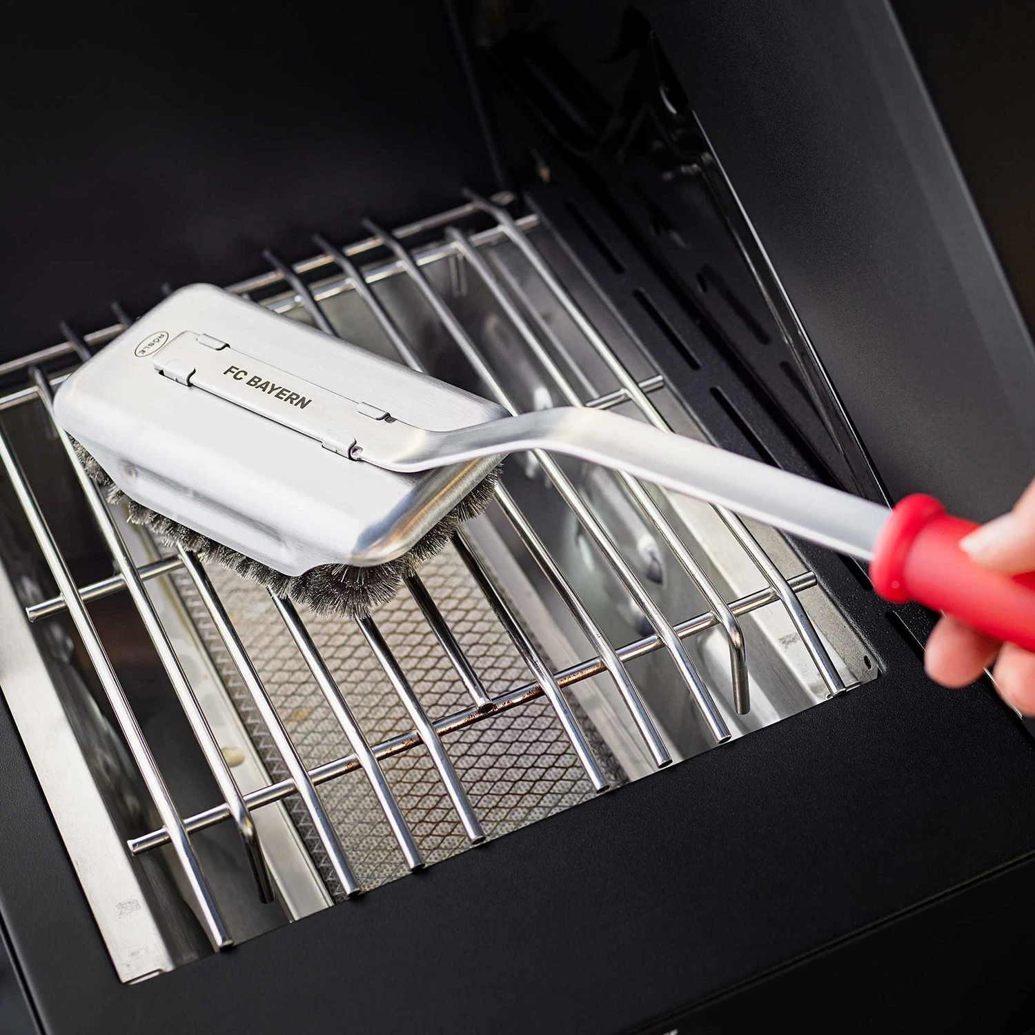 Rösle Grillbürste SlideX - FC Bayern Edition 2 Rösle Grillbürste SlideX - FC Bayern Edition – Bild 2