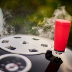 Rösle Holzkohlegrill Kugelgrill No.1 F50 Sport - FC Bayern Edition - Inkl. FC Bayern Abdeckhaube -Grill Verkaufs-Shop Roesle Holzkohle Kugelgrill Sport F50 FC Bayern Detail