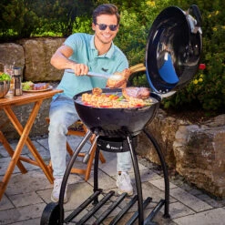 Rösle Holzkohlegrill Kugelgrill No.1 F50 Sport - FC Bayern Edition - Inkl. FC Bayern Abdeckhaube -Grill Verkaufs-Shop Roesle Holzkohle Kugelgrill Sport F50 FC Bayern Lifestyle
