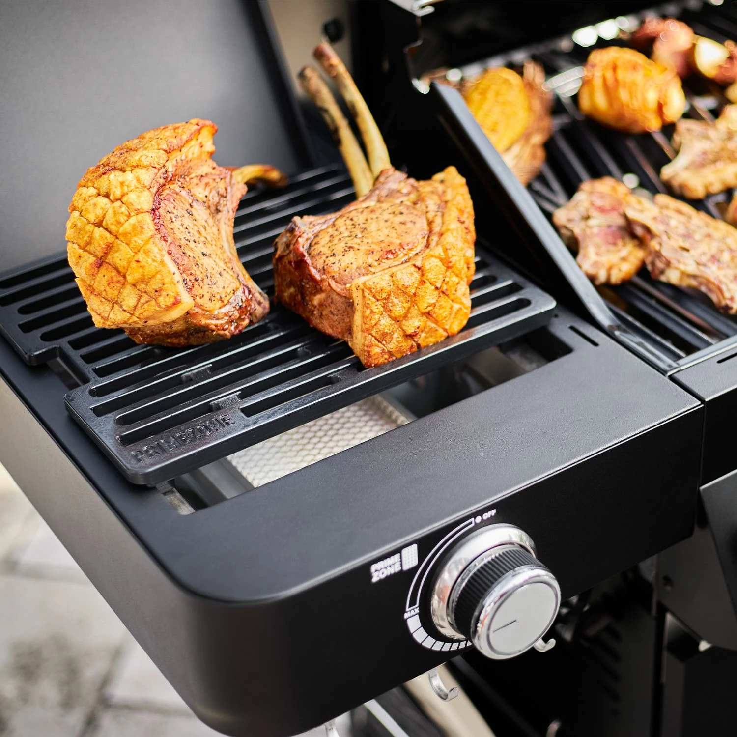 Rösle Gasgrill BBQ-Station Videro G4-S Vario+ Nero Schwarz - Modell 2023 - SMART Deal Inkl. Grillfürst Grill Control + Abdeckhaube Und Grillplatte 14 Rösle Gasgrill BBQ-Station Videro G4-S Vario+ Nero Schwarz - Modell 2023 - SMART Deal Inkl. Grillfürst Grill Control + Abdeckhaube Und Grillplatte – Bild 14