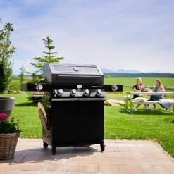 Rösle Gasgrill BBQ-Station Videro G4-S Vario+ Nero Schwarz - Modell 2023 - X-DEAL Inkl. Abdeckhaube 24 Rösle Gasgrill BBQ-Station Videro G4-S Vario+ Nero Schwarz - Modell 2023 - X-DEAL Inkl. Abdeckhaube -Grill Verkaufs-Shop Roesle Videro G4 S Vario NERO matt schwarz Vario Halter