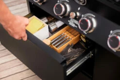 Rösle Gasgrill Videro Pro G6-S Vario+ Mattschwarz - Modell 2023 19 Rösle Gasgrill Videro Pro G6-S Vario+ Mattschwarz - Modell 2023 -Grill Verkaufs-Shop Roesle Videro Pro G6 S Detail Schubladen