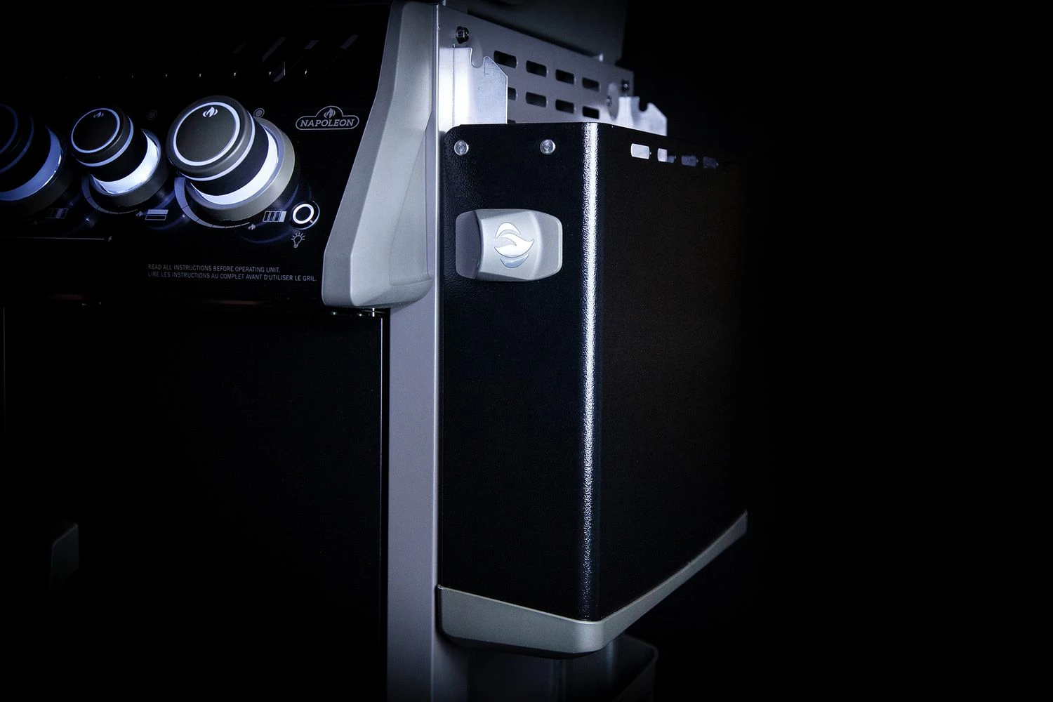 Napoleon Rogue SE 525 Gasgrill - All-black - Mit Edelstahlrosten, Sizzle Zone Und Heckbrenner - Grillfürst Edition Inkl. Abdeckhaube Im Karton - Modell 2022 12 Napoleon Rogue SE 525 Gasgrill - All-black - Mit Edelstahlrosten, Sizzle Zone Und Heckbrenner - Grillfürst Edition Inkl. Abdeckhaube Im Karton - Modell 2022 – Bild 12
