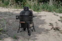 The Bastard Keramikgrill Classic Small - Schwarz Glänzend - Modell 2023 13 The Bastard Keramikgrill Classic Small - Schwarz Glänzend - Modell 2023 -Grill Verkaufs-Shop The Bastard Classic Small Kamado Grill Strand