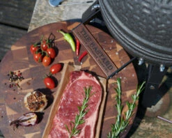 The Bastard Keramikgrill Urban Small - Schwarz Matt - Modell 2023 22 The Bastard Keramikgrill Urban Small - Schwarz Matt - Modell 2023 -Grill Verkaufs-Shop The Bastard Urban Small Keramikgrill Deckelgriff