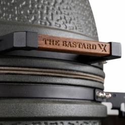 The Bastard Keramikgrill VX Large - Complete - Schwarz Matt - Modell 2023 29 The Bastard Keramikgrill VX Large - Complete - Schwarz Matt - Modell 2023 -Grill Verkaufs-Shop The Bastard VX Large Detail Griff 1
