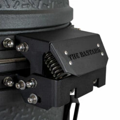 The Bastard Keramikgrill VX Medium - Complete - Schwarz Matt - Modell 2023 18 The Bastard Keramikgrill VX Medium - Complete - Schwarz Matt - Modell 2023 -Grill Verkaufs-Shop The Bastard VX Medium Detail Deckelschanier