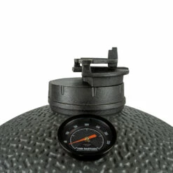 The Bastard Keramikgrill VX Medium - Complete - Schwarz Matt - Modell 2023 17 The Bastard Keramikgrill VX Medium - Complete - Schwarz Matt - Modell 2023 -Grill Verkaufs-Shop The Bastard VX Medium Detail Topcap Position2