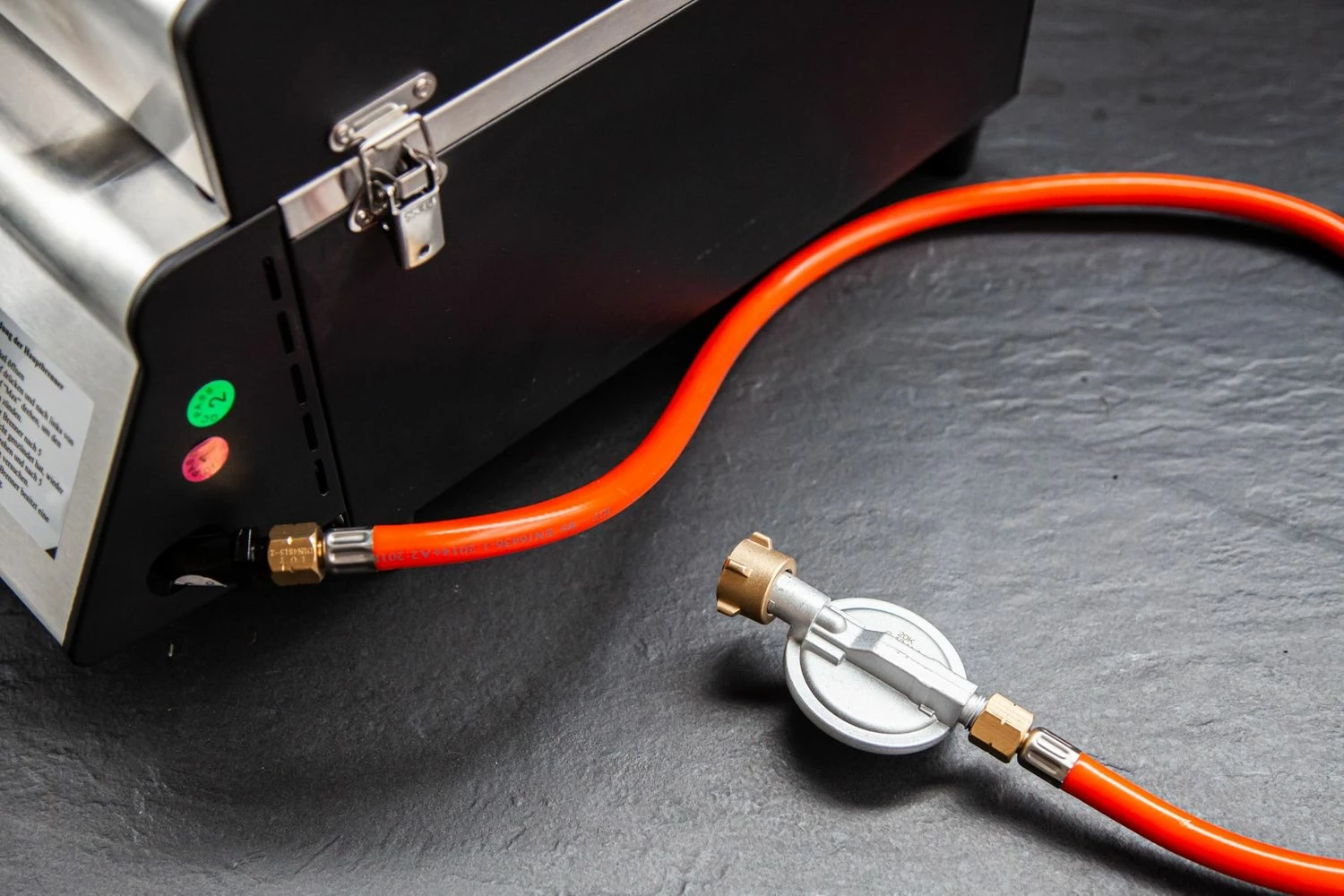 Grillfürst G201E 2-Brenner Gasgrill Portabel V2 - Campinggrill / Balkongrill 50mbar - Inkl. Untergestell 9 Grillfürst G201E 2-Brenner Gasgrill Portabel V2 - Campinggrill / Balkongrill 50mbar - Inkl. Untergestell – Bild 9