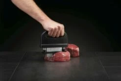 Napoleon "Der Fleischzartmacher" Perforator / Steaker -Grill Verkaufs-Shop napoleon fleischperforator anwendung mit steaks 01