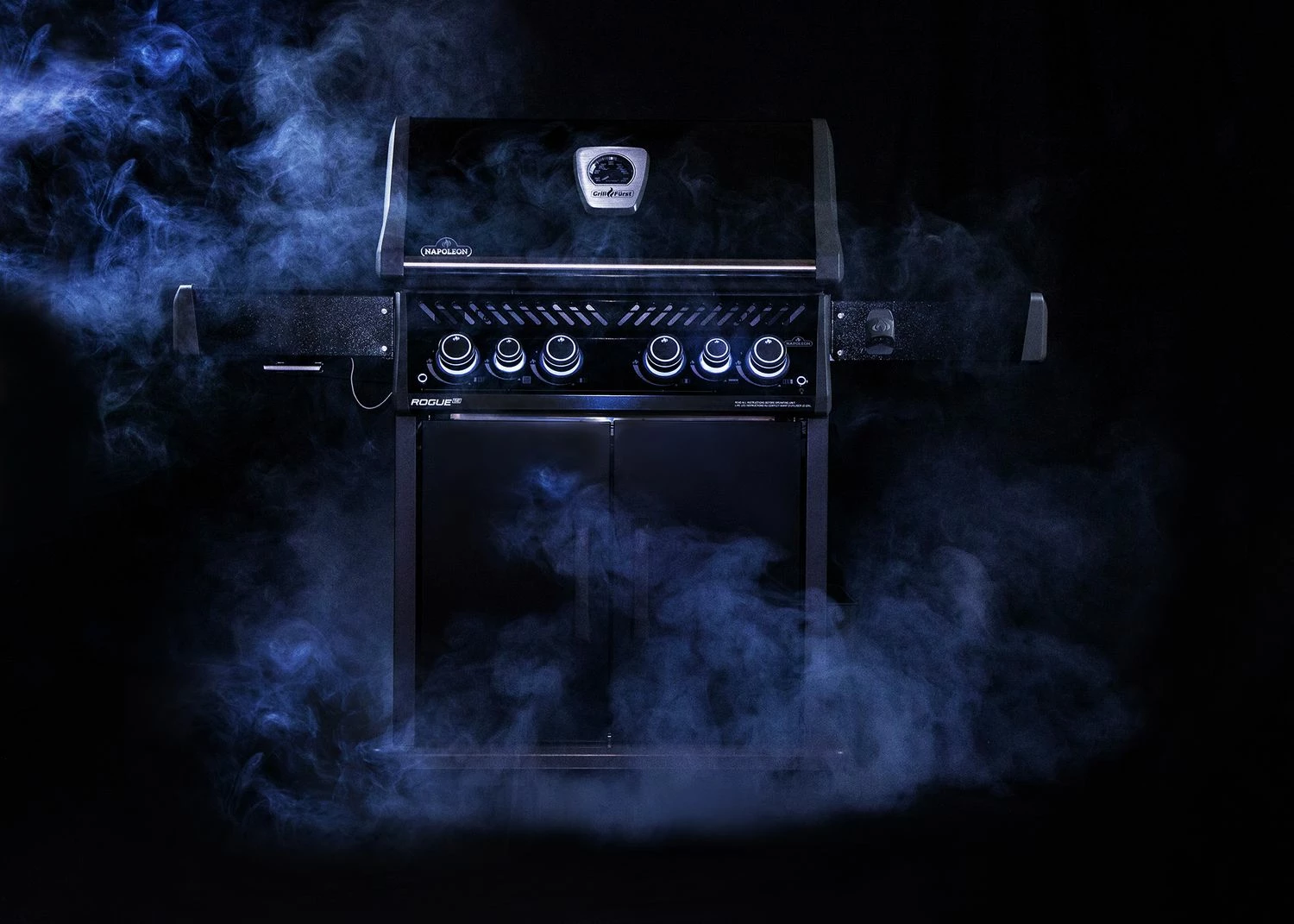Napoleon Rogue SE 525 Gasgrill - All-black - Mit Edelstahlrosten, Sizzle Zone Und Heckbrenner - Grillfürst Edition Inkl. Abdeckhaube Im Karton - Modell 2022 6 Napoleon Rogue SE 525 Gasgrill - All-black - Mit Edelstahlrosten, Sizzle Zone Und Heckbrenner - Grillfürst Edition Inkl. Abdeckhaube Im Karton - Modell 2022 – Bild 6