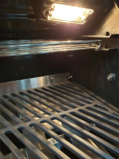 Outdoorchef Dualchef S 425 G Edelstahl Gasgrill Mit Seitenkocher + Blazing Zone Infrarotbrenner + DGS Gusseisen Grillrost 2 Stk. + DGS Gemüse Grillrost 2 Stk. -Grill Verkaufs-Shop outdoorchef dualchef beleuchtung 3